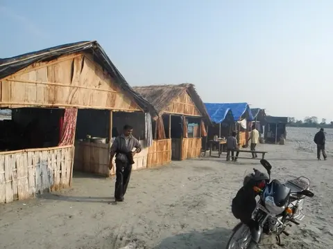 Shops at the miju Ferry/bray grey hay dukan na nai