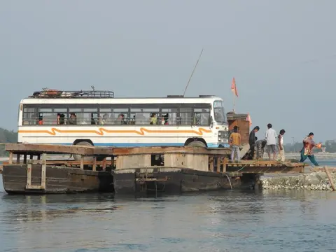 Bus on the Ferry miju/bray  grey hay bus tong nai